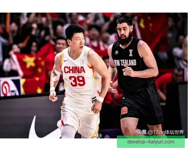 中国男篮主场力克强敌晋级亚洲杯四强引爆全场球迷热情欢呼庆祝胜利