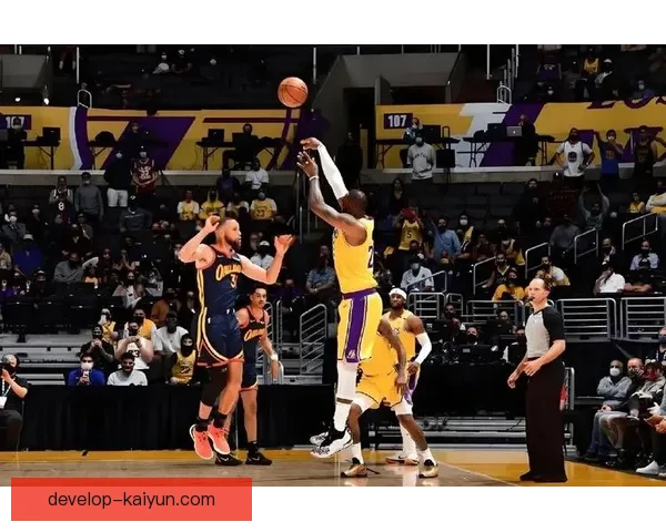 湖人大战勇士詹姆斯库里对决引爆季后赛激烈碰撞 湖人大战勇士詹姆斯库里对决引爆季后赛激烈碰撞